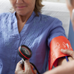 Högt blodtryck (hypertoni): orsak, symtom & behandling